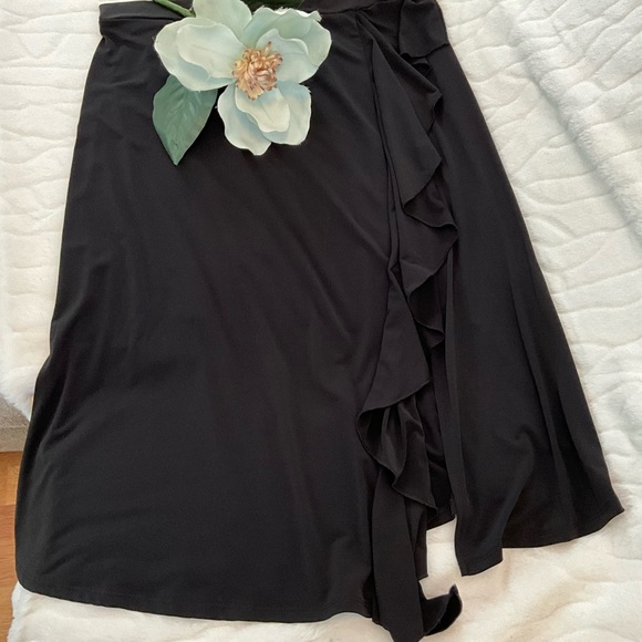 Roz & Ali Black Knit Skirt Featuring Ruffled Left Side Sz M - Picture 3 of 12